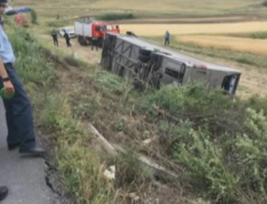 Λεωφορείο με μαθητές δημοτικού ανετράπη στις Σέρρες μετά από σύγκρουση με φορτηγό - Ένα παιδί σοβαρά τραυματισμένο (φωτό) (upd2)